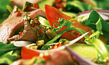 Slik lager du en roastbiffsalat med en syrlig og pikant dressing