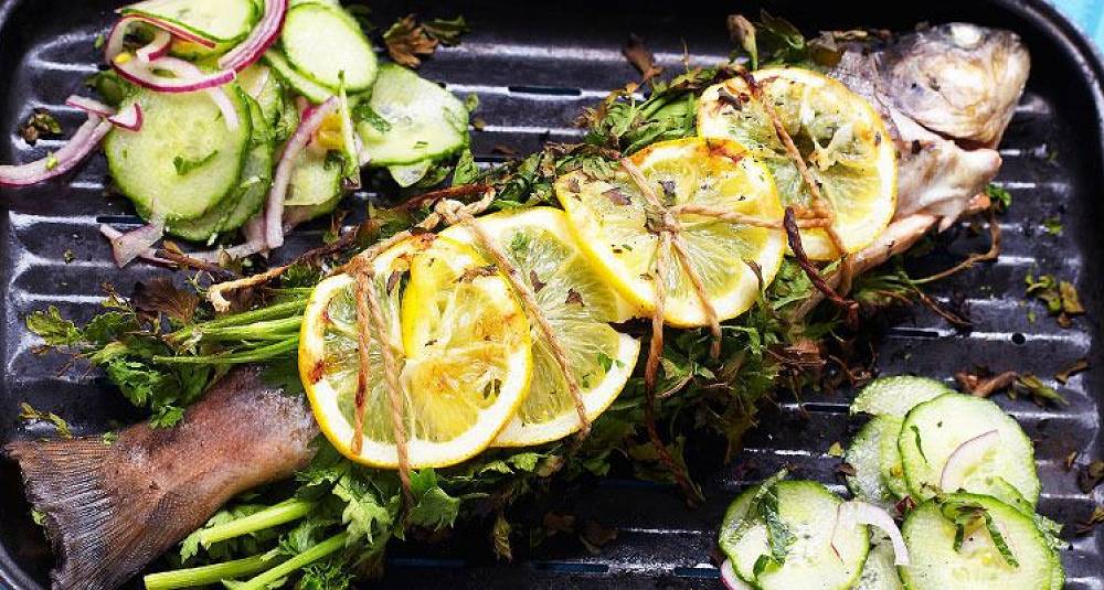 Helgrillet fjellørret med spicy agurksalat