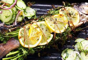 Helgrillet fjellørret med spicy agurksalat