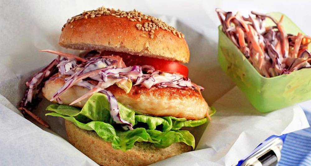 Burger med hjemmelaget fiskekake, brød og coleslaw