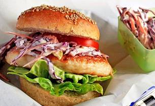 Burger med hjemmelaget fiskekake, brød og coleslaw