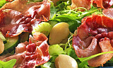 Start uka med en mettende salat toppet med stekt spekeskinke