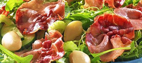 Start uka med en mettende salat toppet med stekt spekeskinke