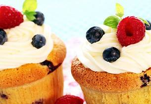 Cupcakes med blåbær og bringebær