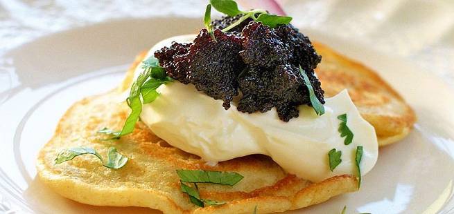 Blinis med sort kaviar