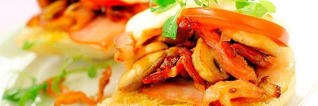 Lag en snaddersandwich med sopp og bacon