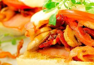 Lag en snaddersandwich med sopp og bacon