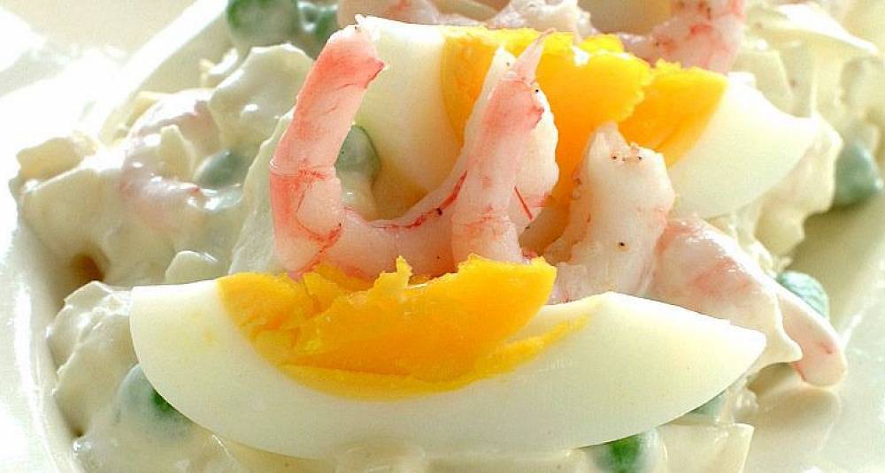 Pålegg-salat med egg og fiskepudding