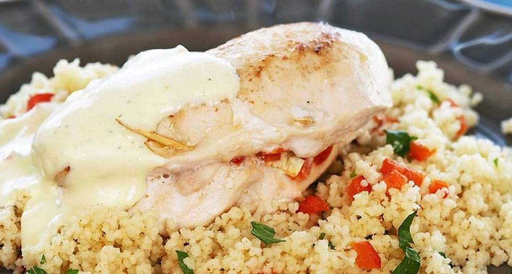 Krydrete ostefylte kyllingbryst med couscous og paprika