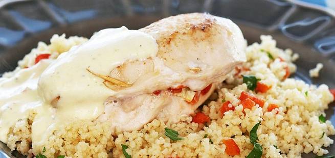 Krydrete ostefylte kyllingbryst med couscous og paprika