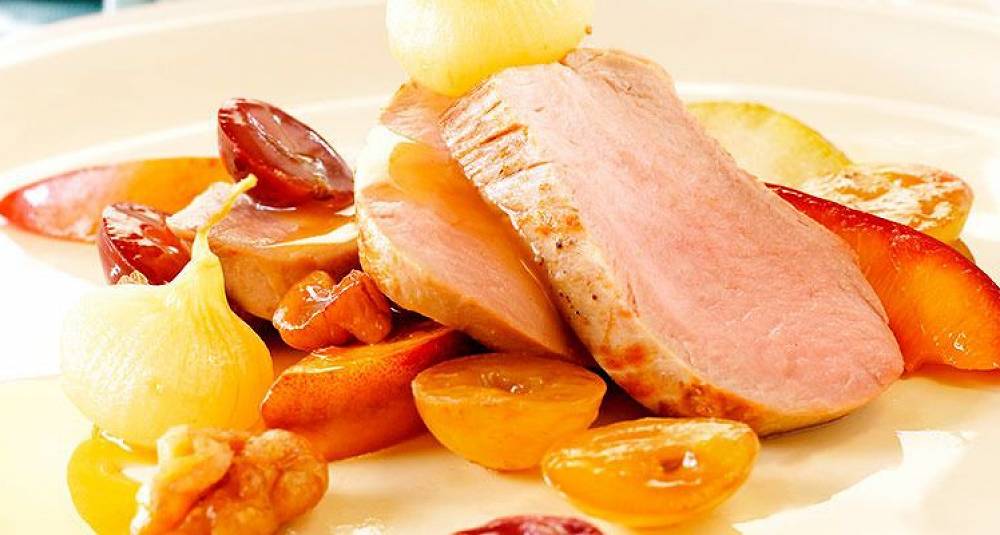 Helstekt svinefilet med fruktig tilbehør og appelsinsaus