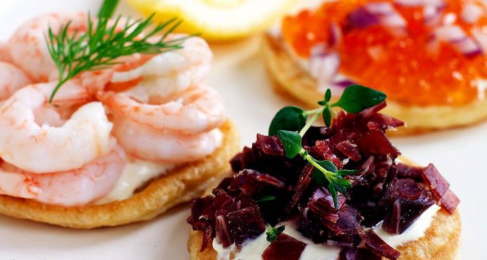 Blinis med fenalår, rogn og reker som tapas