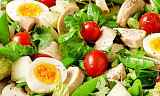 Fruktig egg- og kyllingsalat