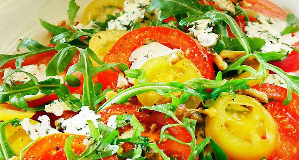 Nå når tomatene blir stadig bedre, la dem spille hovedrollen som i denne salaten