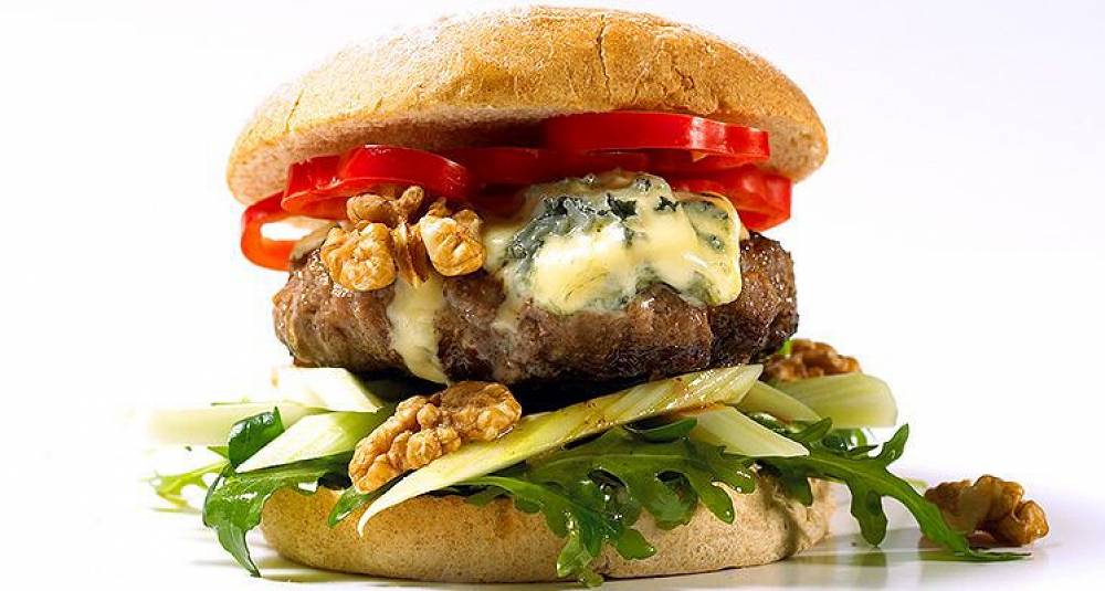 Hjemmelaget burger med blåmuggost og valnøtter