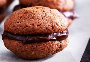 Sjokolade-whoopies med appelsinfyll