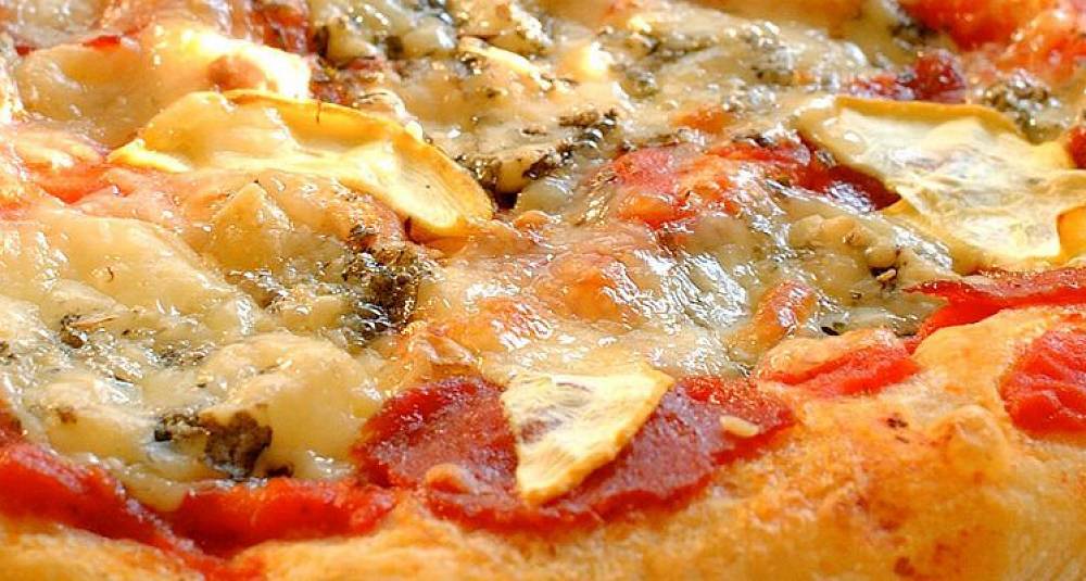 Porsjonspizza med salamipølse til barna