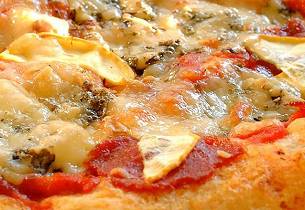 Porsjonspizza med salamipølse til barna