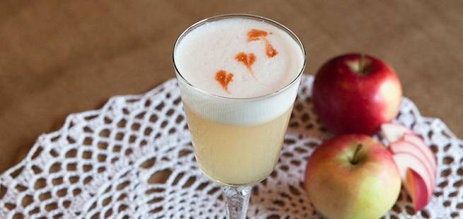 Apple Martini som bartenderen lager den