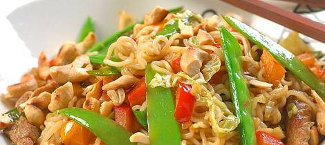 Med nudler i wok kommer maten raskt på bordet