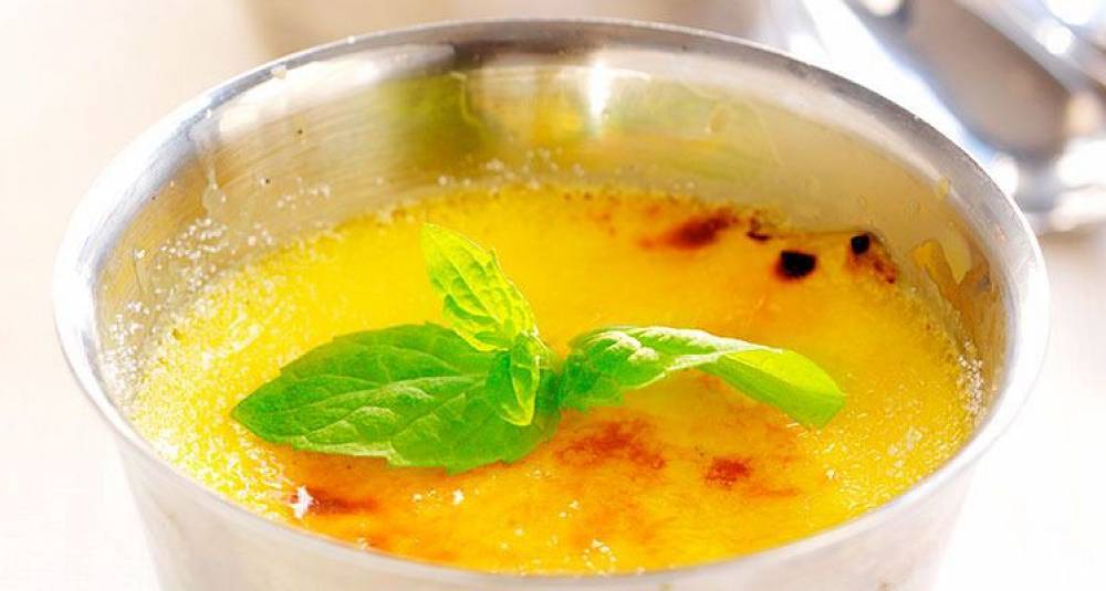 Crème brulée med svisker og marsipan