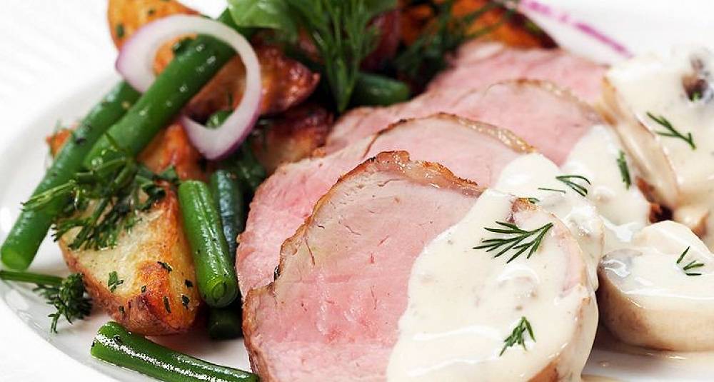 Helstekt svinefilet med soppsaus