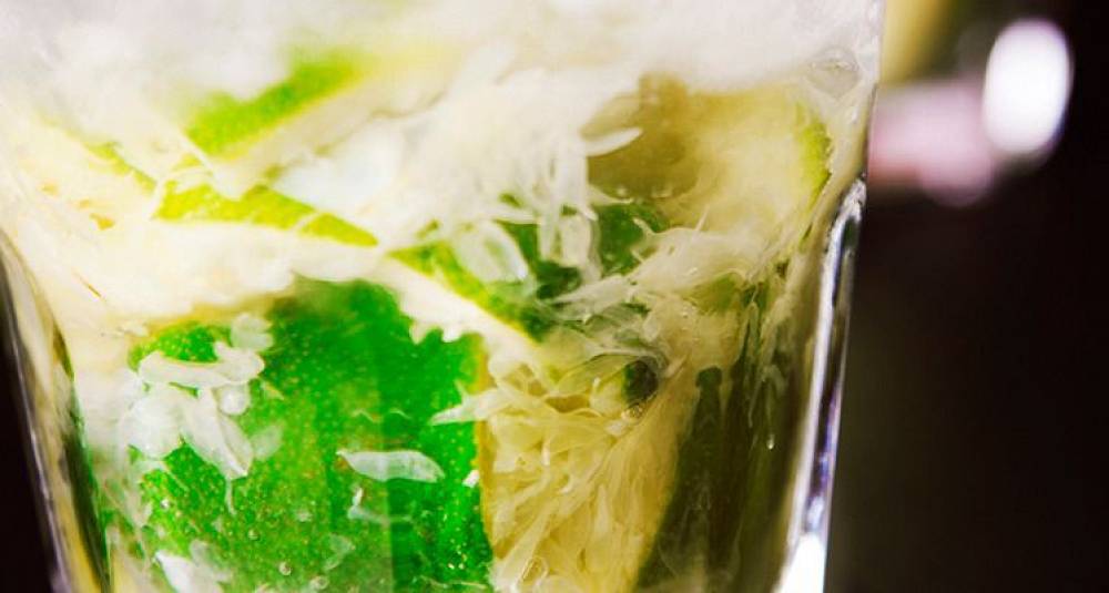 Den brasilianske caipirinha drinkoppskrift