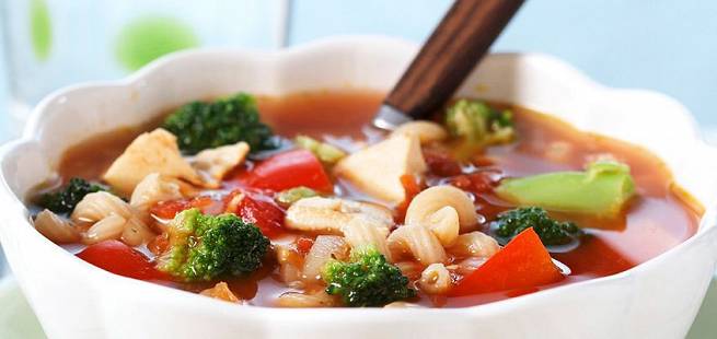 Kyllingsuppe med pasta og brokkoli