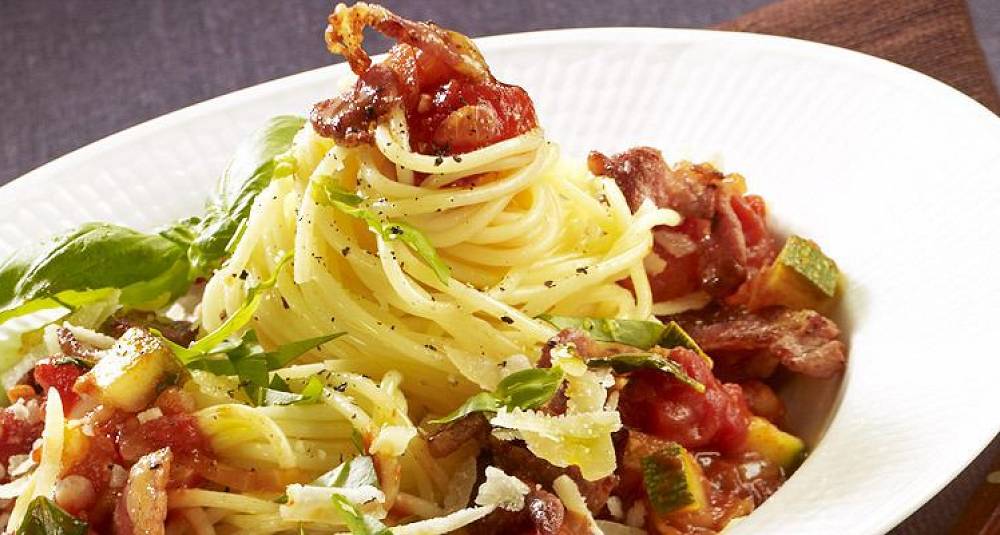 Spagetti med enkel tomatsaus og bacon