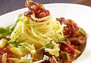 Spagetti med enkel tomatsaus og bacon