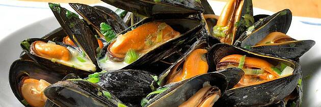 Slik lager du blåskjell i hvitvin på fransk vis:  moules mariniere