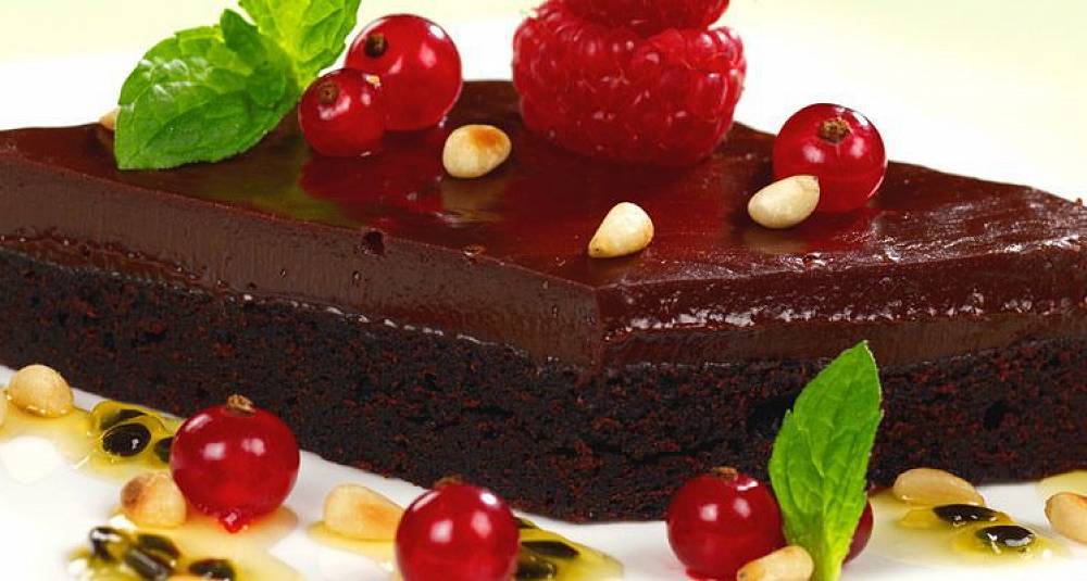 Sjokoladetrøffelkake med pinjekjerner