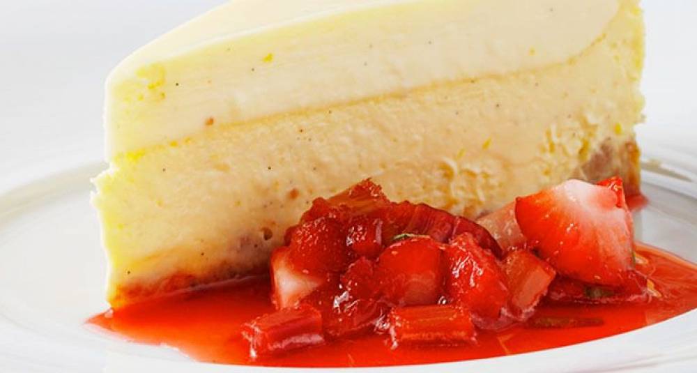 Bakt ostekake med jordbær- og pernodsaus