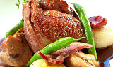 Kylling som bader i rødvin - Coq au vin - er perfekt søndagsmiddag