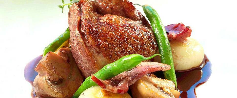 Kylling som bader i rødvin - Coq au vin - er perfekt søndagsmiddag