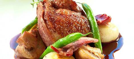 Kylling som bader i rødvin - Coq au vin - er perfekt søndagsmiddag