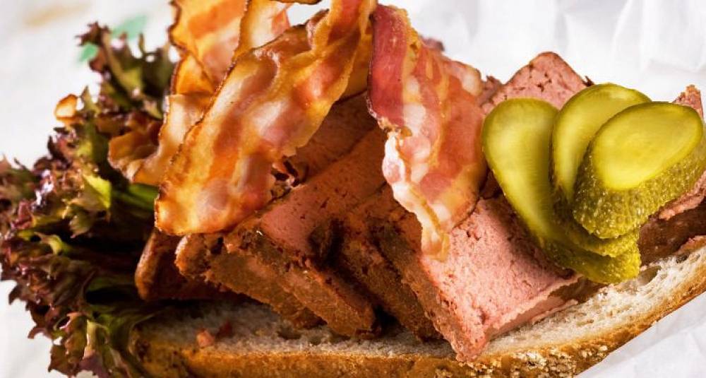 Smørbrød med leverpostei og sprøstekt bacon