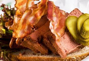 Smørbrød med leverpostei og sprøstekt bacon