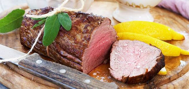 Helstekt oksefilet med pommes frites og béarnaisesaus