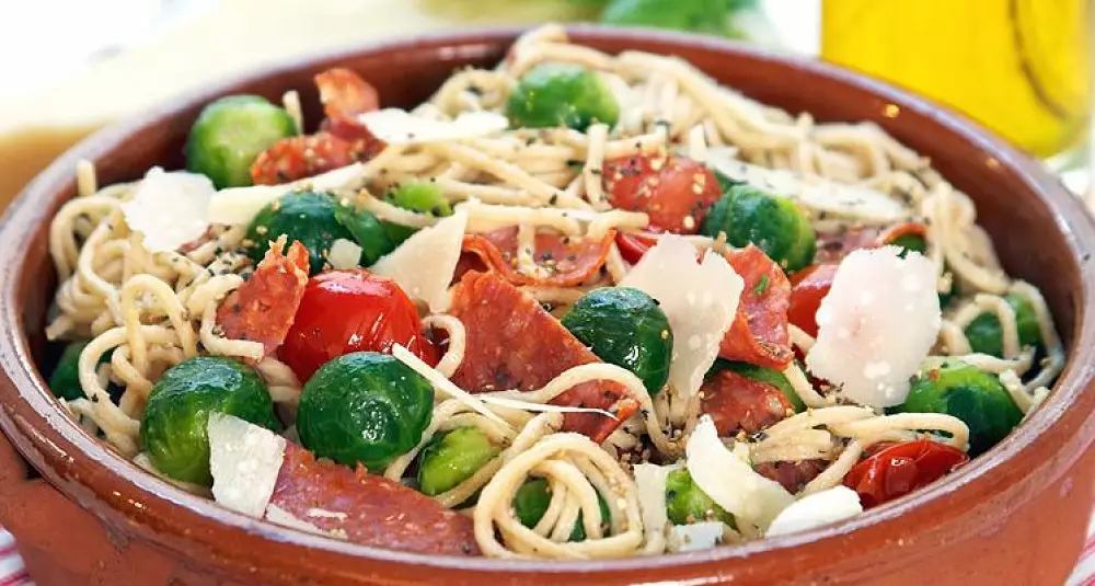 Pasta med rosenkål, cherrytomat og chorizo