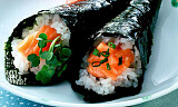 Sushi-håndruller med laks