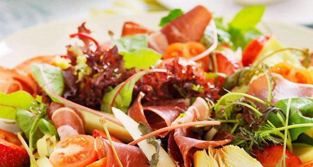 Salat med fenalår og jordbær