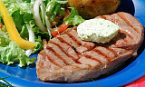 Grillede lammeskiver med mynte og hvitløksmør