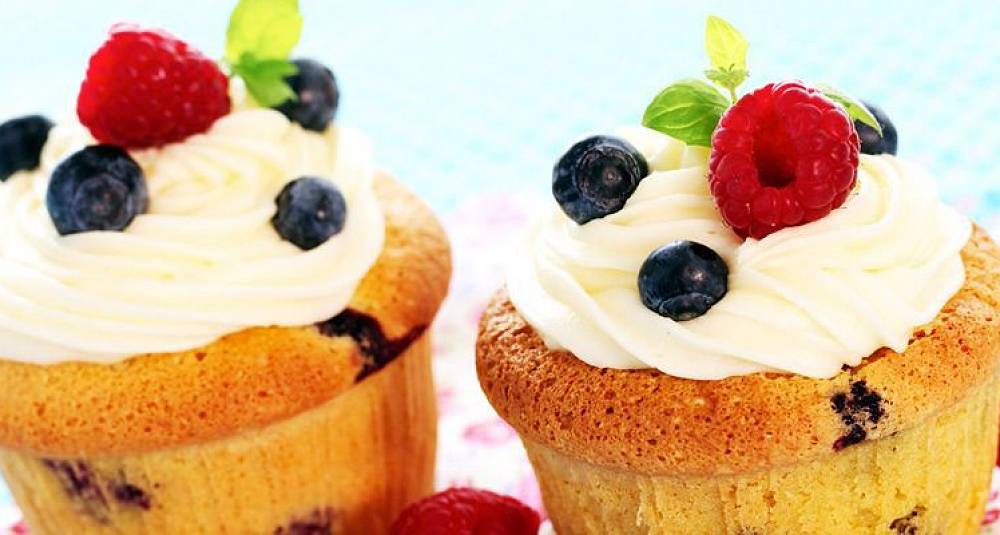 Deilige muffins med blåbær og bringebær