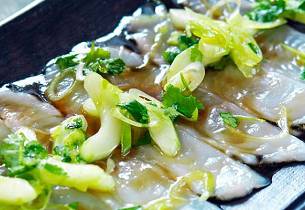 Asiatiskinspirert carpaccio med kveite