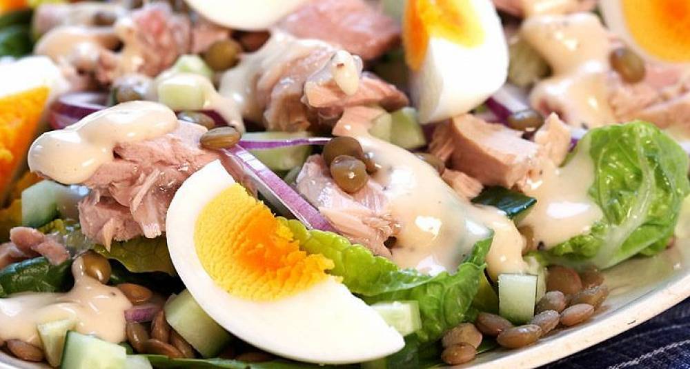 Tunfisksalat med egg og cæsardressing