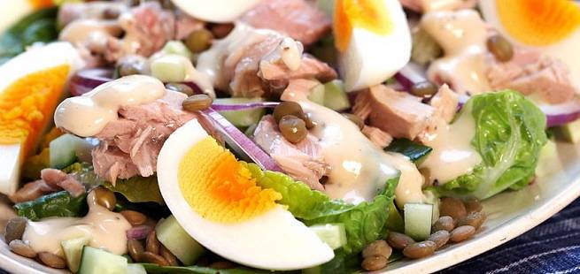Tunfisksalat med egg og cæsardressing