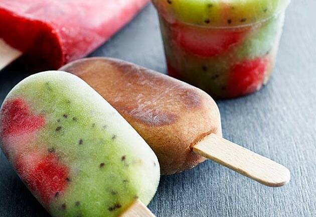 Også voksne liker pinneis som her med kiwi og jordbær eller sjokolade