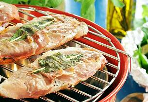 Prøv den italienske klassikeren Saltimbocca med parmesan- og spinatpoteter på grillen