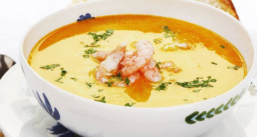 Solgul fiske- og rekesuppe